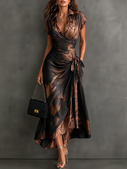 Vestido midi cruzado con estampado abstracto marrón y negro, cuello camisero en V, manga corta, lazo en la cintura y bajo asimétrico con volantes
