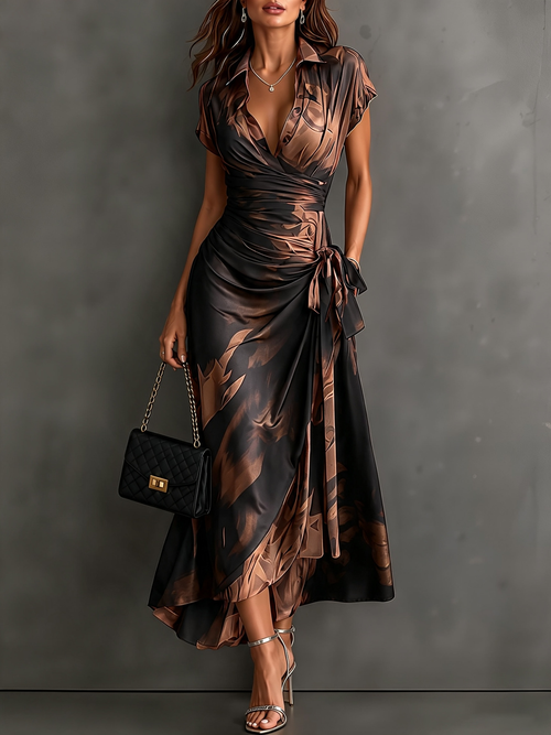 Vestido midi cruzado con estampado abstracto marrón y negro, cuello camisero en V, manga corta, lazo en la cintura y bajo asimétrico con volantes