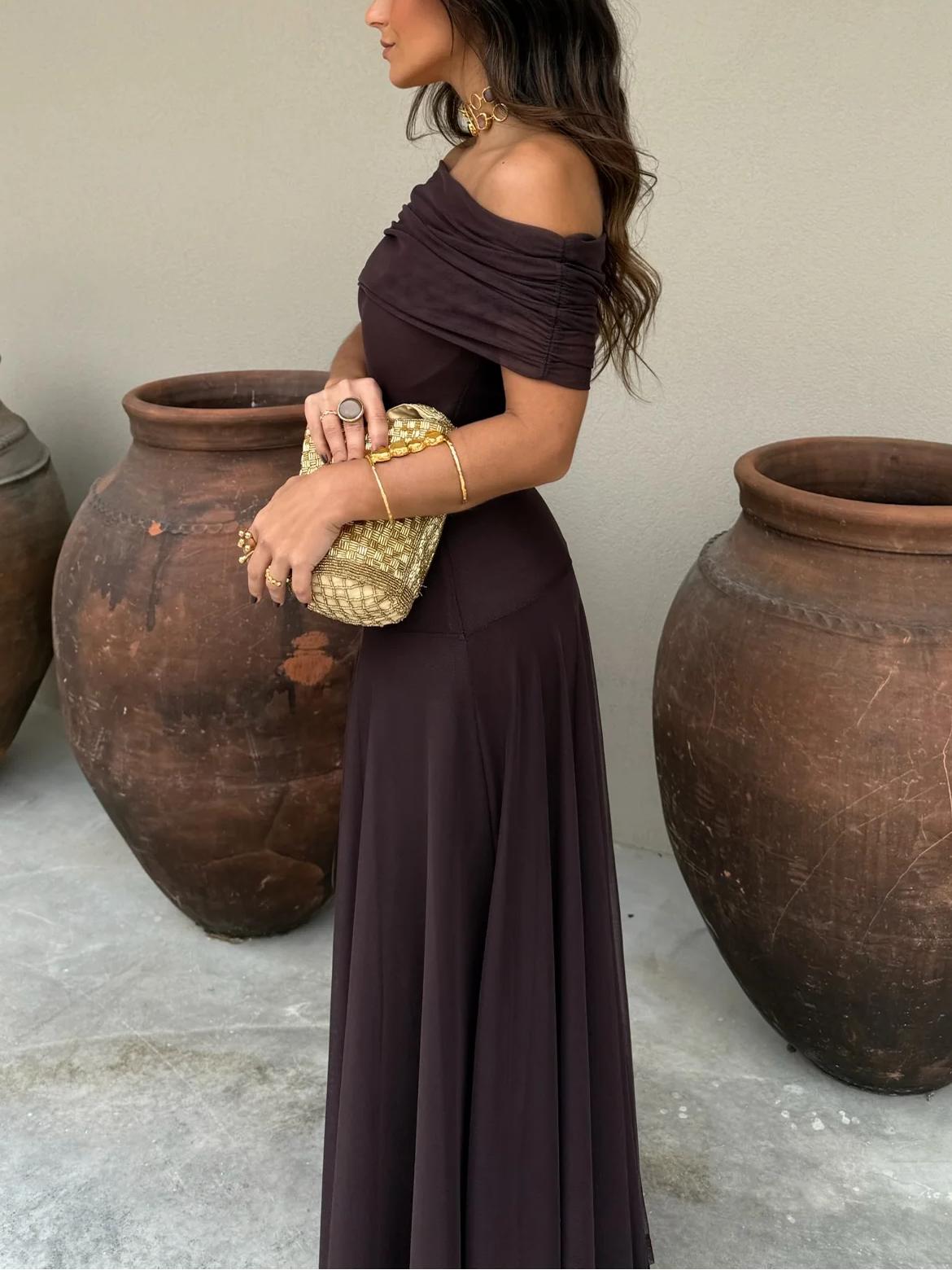 Vestido largo marrón de malla de un solo hombro