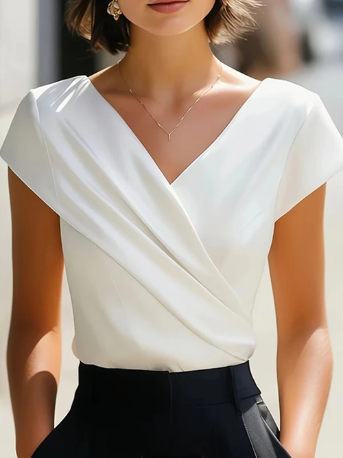 Elegante camisa cruzada de satén de manga corta con cuello en V