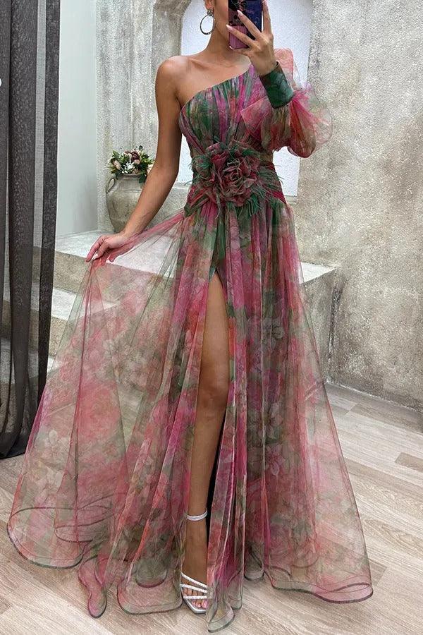 Vestido largo de tul plisado con flores, una sola manga y abertura