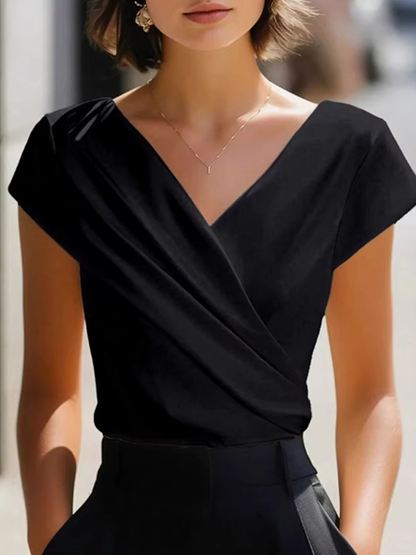 Elegante camisa cruzada de satén de manga corta con cuello en V