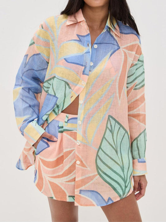 Conjunto Playa de camisa boyfriend y short con estampado de hojas tropicales