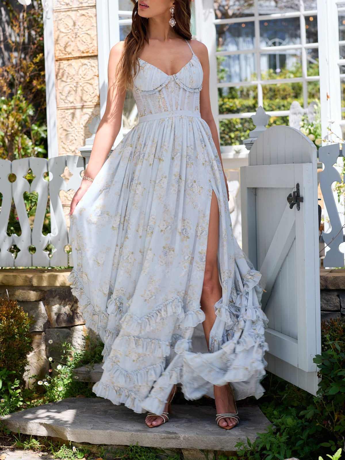 Vestido largo floral con volantes y abertura