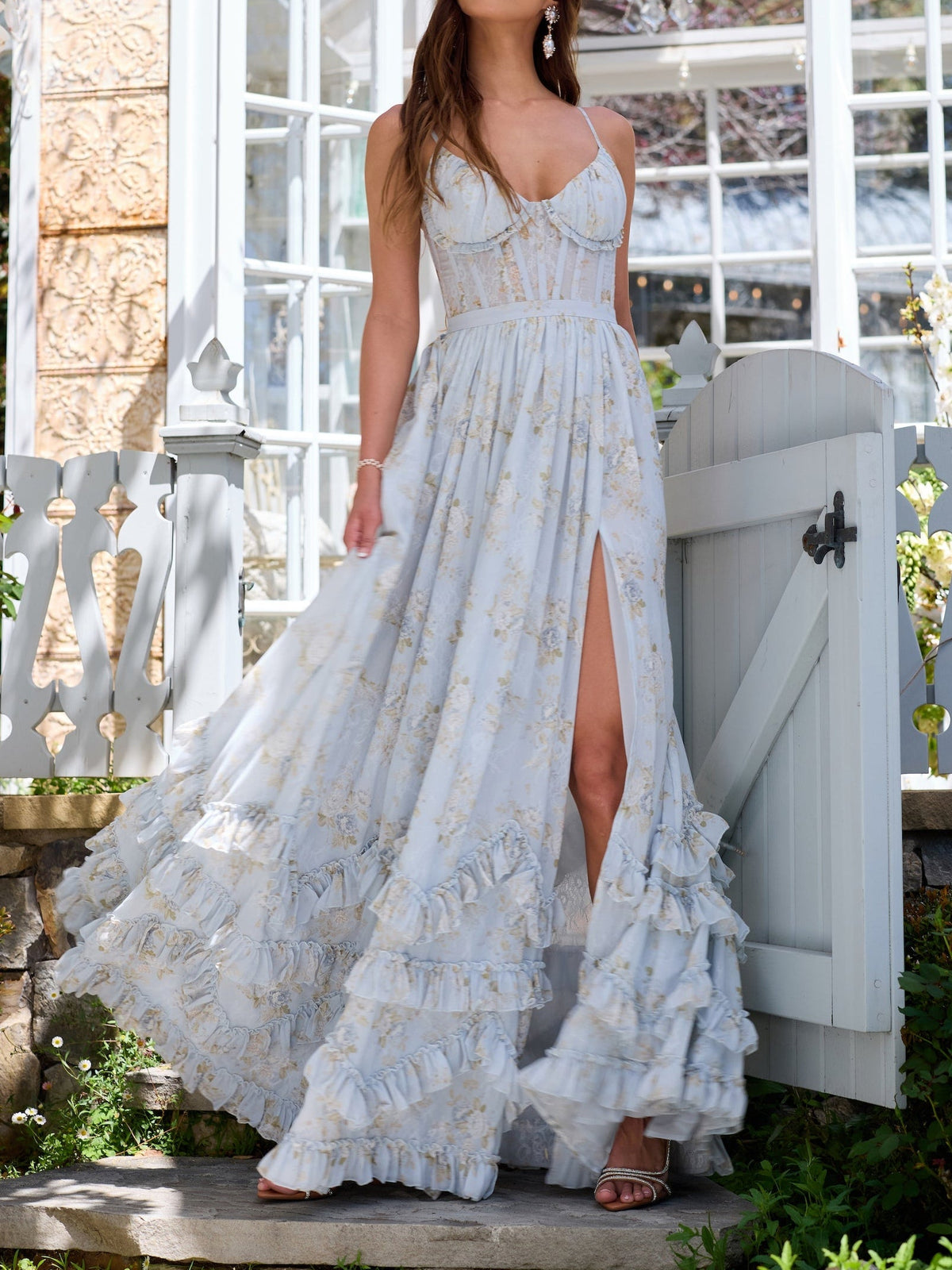 Vestido largo floral con volantes y abertura