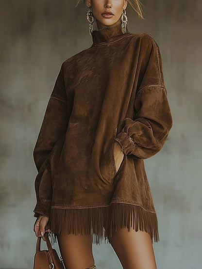 Vestido de antelina con cuello alto y bajo de flecos