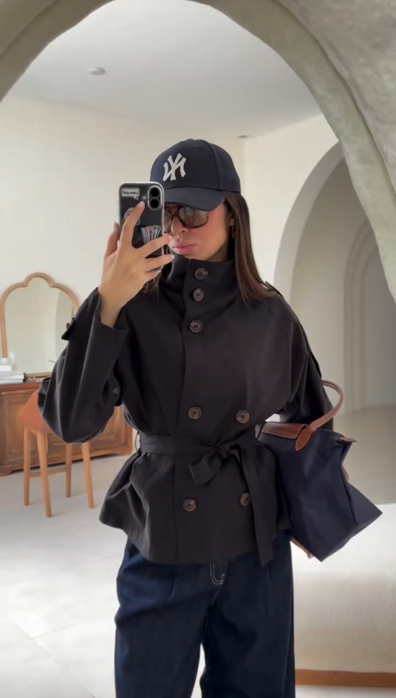 Byblos Trench | Gabardina Corta con Doble Botonadura y Cinturón
