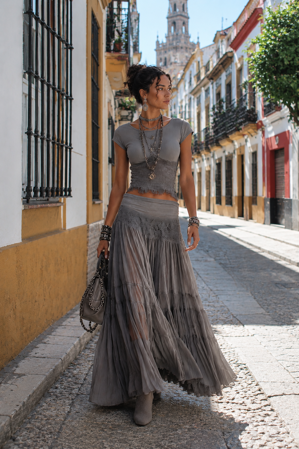 Alba - Conjunto compuesto por un top gris con paneles de encaje y una falda larga plisada