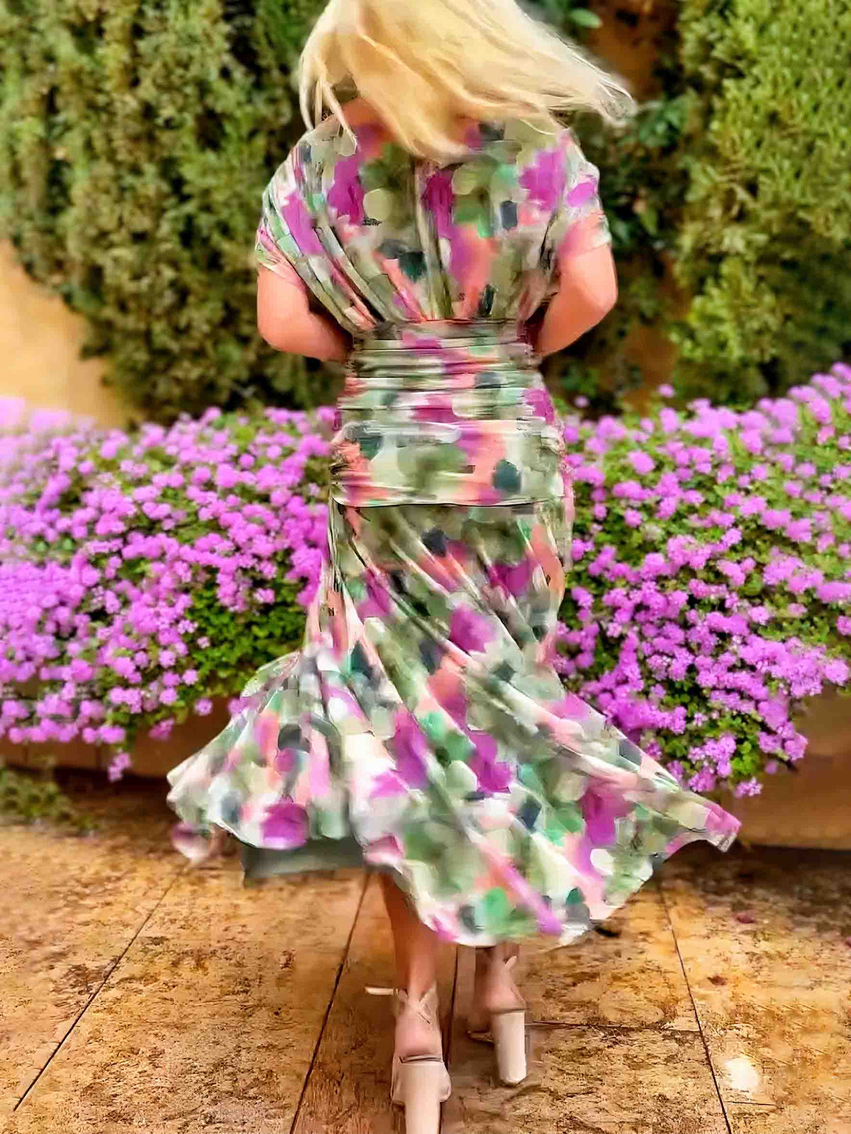Elegante vestido largo de fiesta con cuello en V y estampado floral pintado