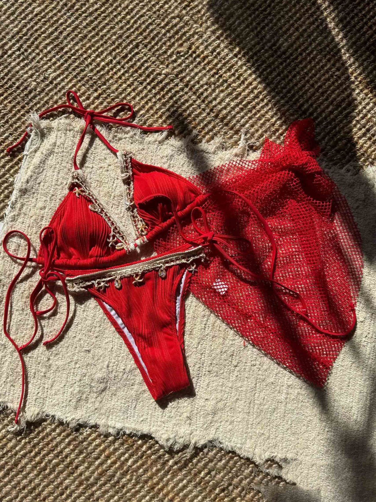 Bikini de tres piezas con estrellas de mar, flecos y falda de tul