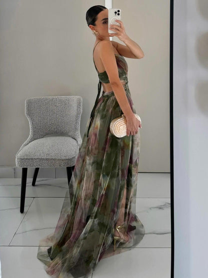 Elegante vestido largo en línea A con flores pintadas y cuello en V