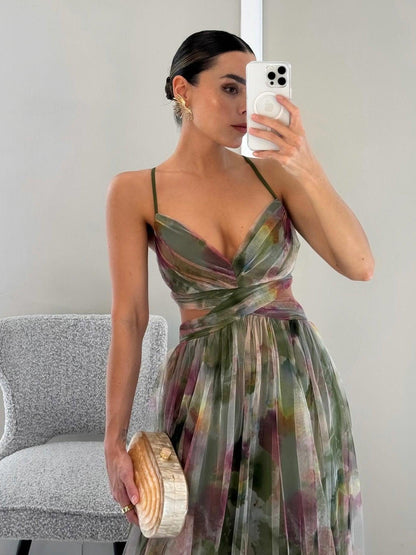 Elegante vestido largo en línea A con flores pintadas y cuello en V