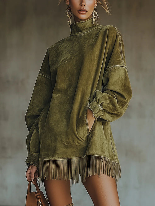 Vestido de antelina con cuello alto y bajo de flecos