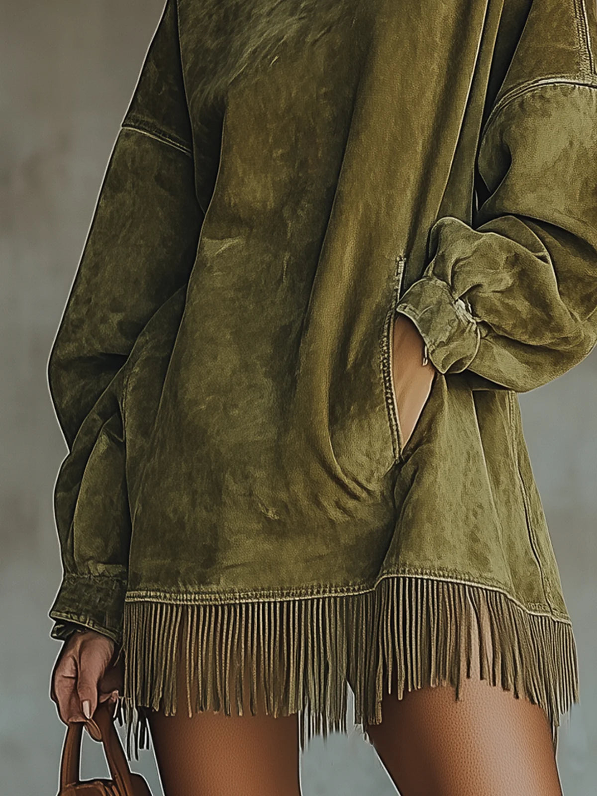 Vestido de antelina con cuello alto y bajo de flecos