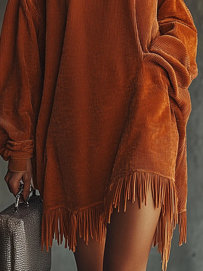 Vestido holgado de pana naranja con cuello alto y bajo de flecos