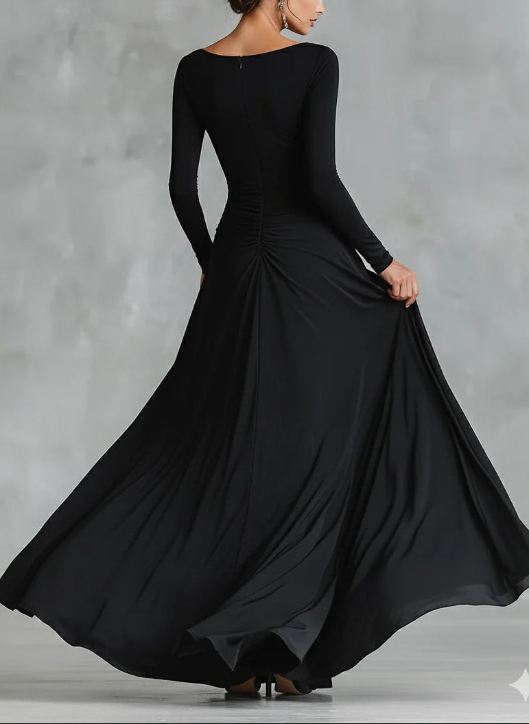 Vestido largo negro de crepé plisado con escote barco
