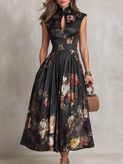 Vestido midi negro de satén plisado con flores y cuello con abertura