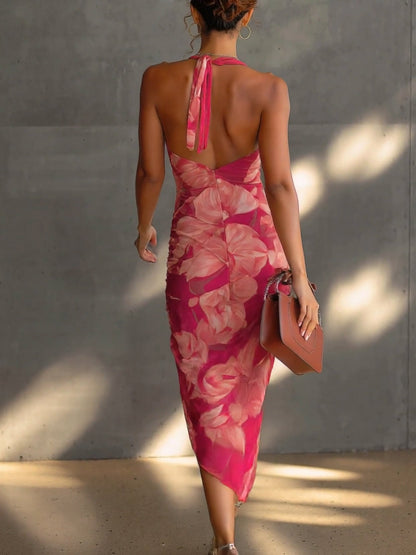 Vestido ajustado fucsia sin mangas con estampado floral, fruncido y abertura lateral