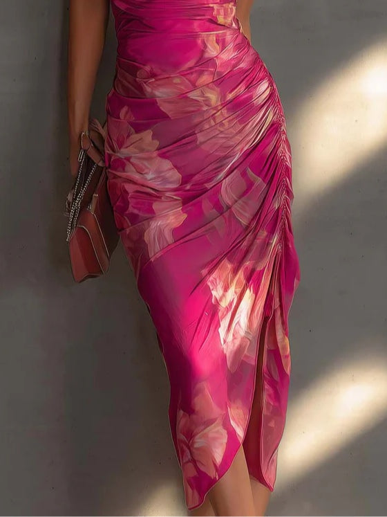 Vestido ajustado fucsia sin mangas con estampado floral, fruncido y abertura lateral