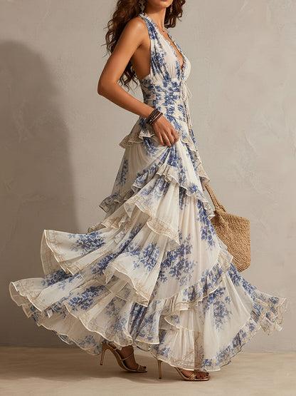 Vestido maxi romántico de vacaciones con estampado floral azul y blanco, cuello halter y volantes
