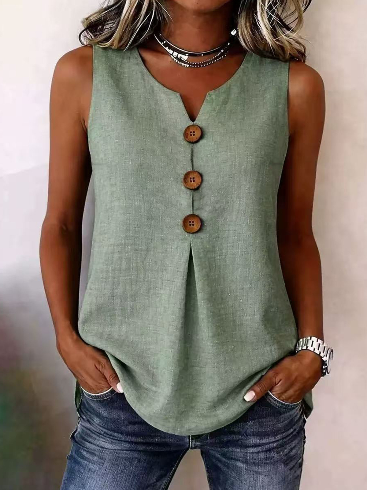 Top liso sin mangas con botones y cuello en V