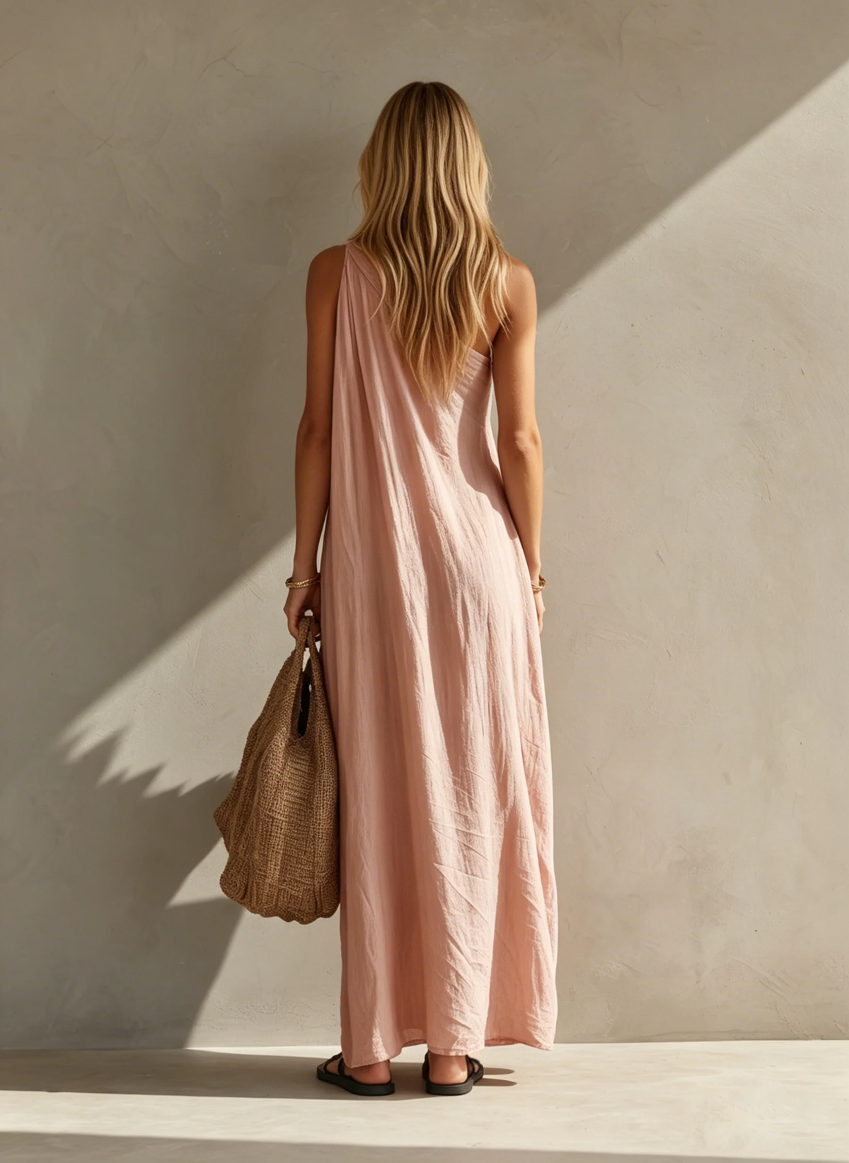 Elegante vestido largo rosa asimétrico sin mangas
