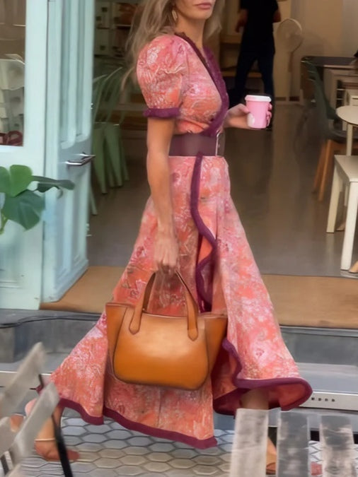 Elegante vestido largo rosa de manga corta con estampado floral