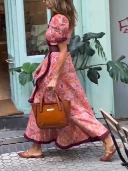 Elegante vestido largo rosa de manga corta con estampado floral