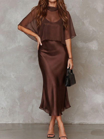 Conjunto de dos piezas marrón: blusa de gasa y vestido midi de satén