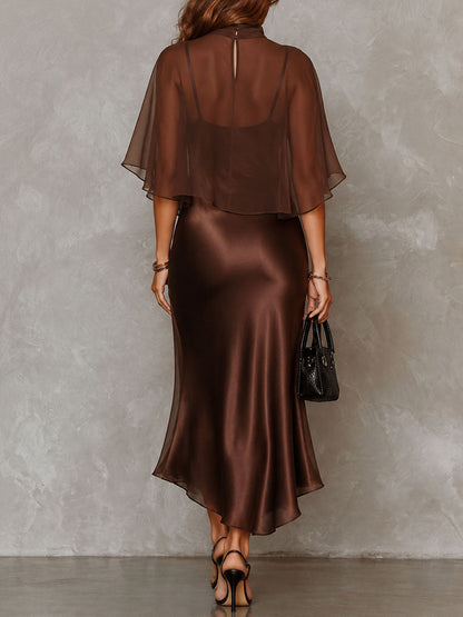 Conjunto de dos piezas marrón: blusa de gasa y vestido midi de satén