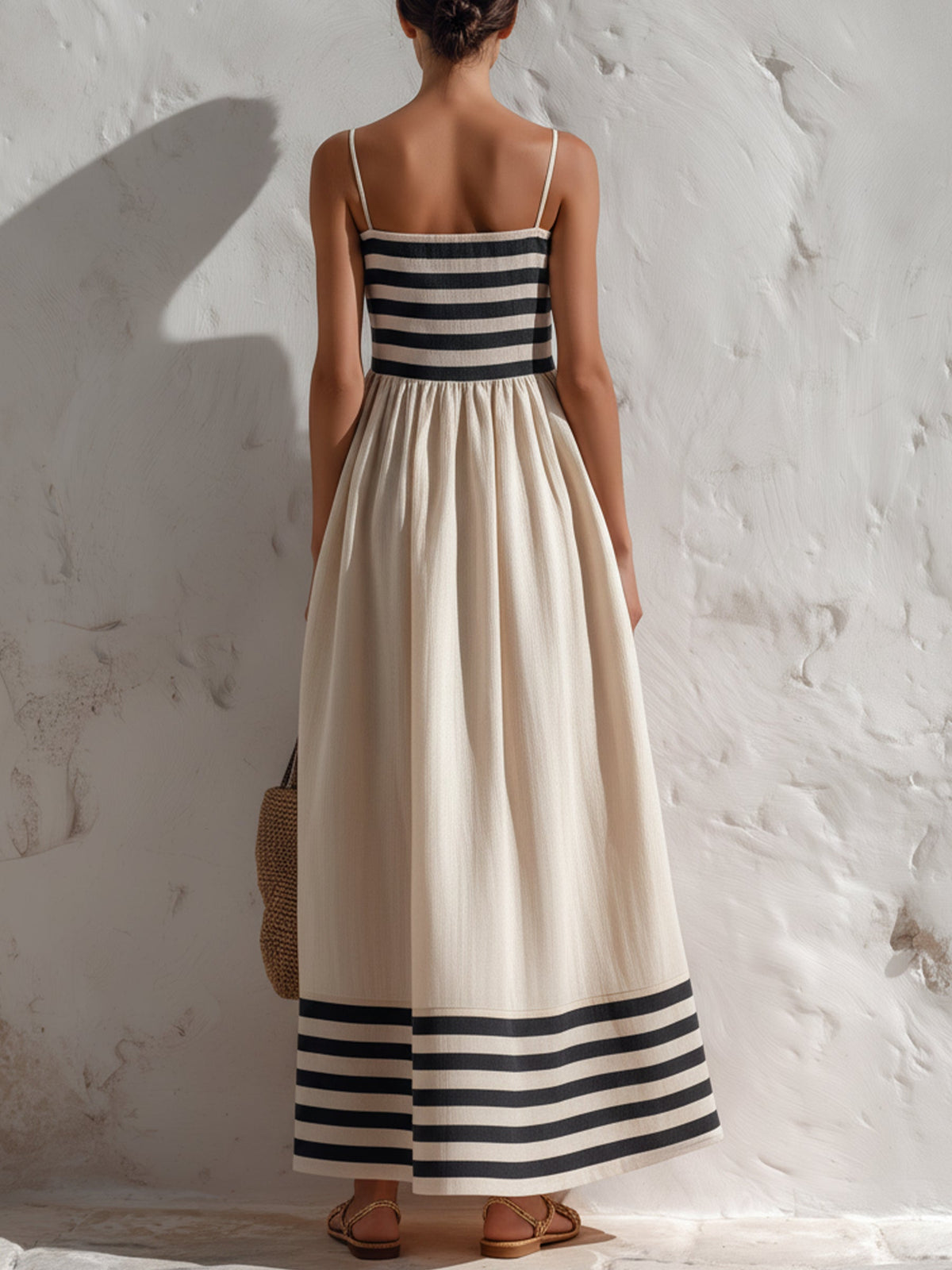 Vestido maxi de tirantes finos con rayas blancas y negras