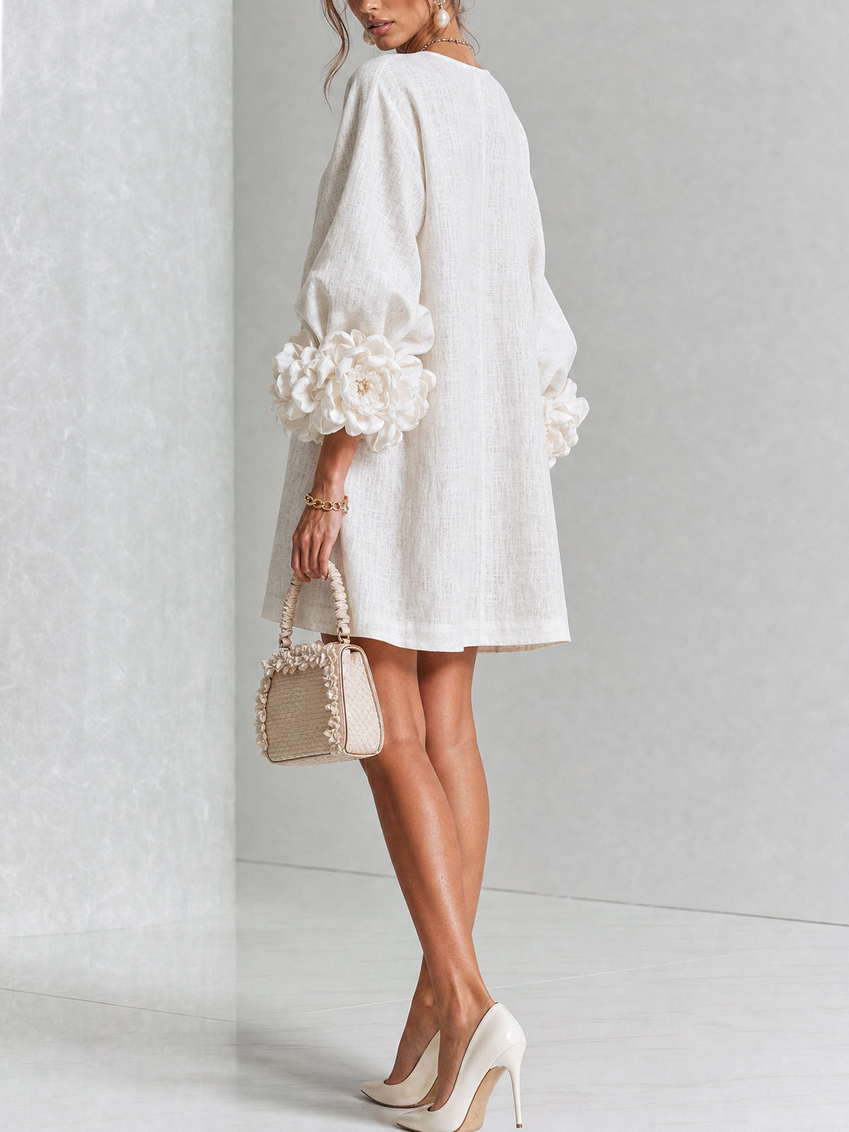 Minivestido blanco con botones florales y llamativos puños de flores