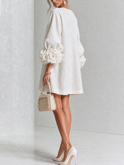Minivestido blanco con botones florales y llamativos puños de flores