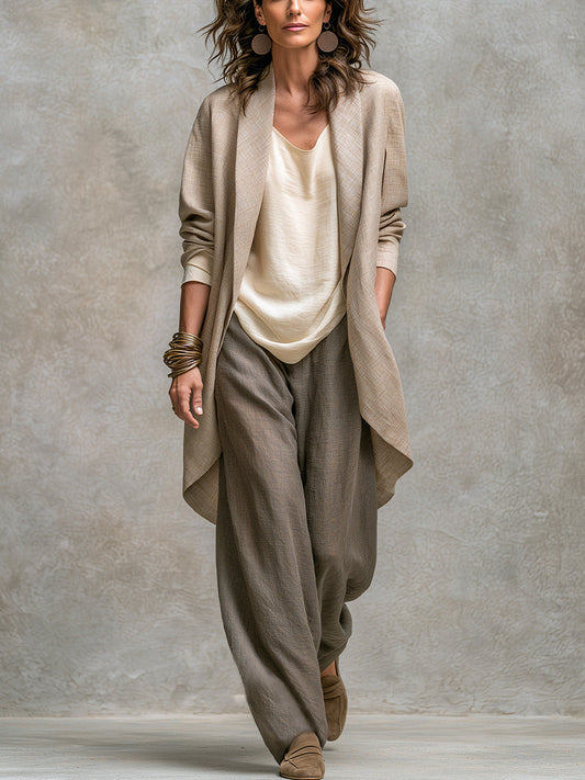 Conjunto elegante de tres piezas en beige grisáceo con pantalón de pierna ancha