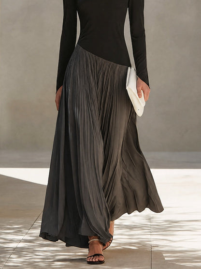Vestido maxi plisado bicolor negro y gris con patchwork y escote drapeado