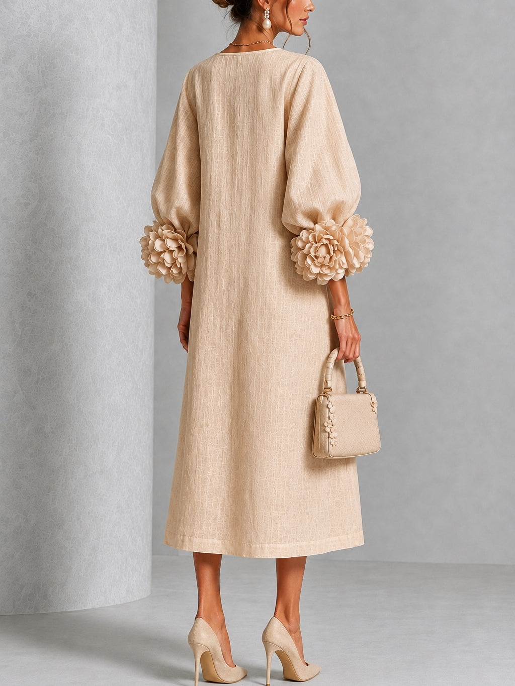 Vestido midi floral beige abotonado con llamativos puños florales