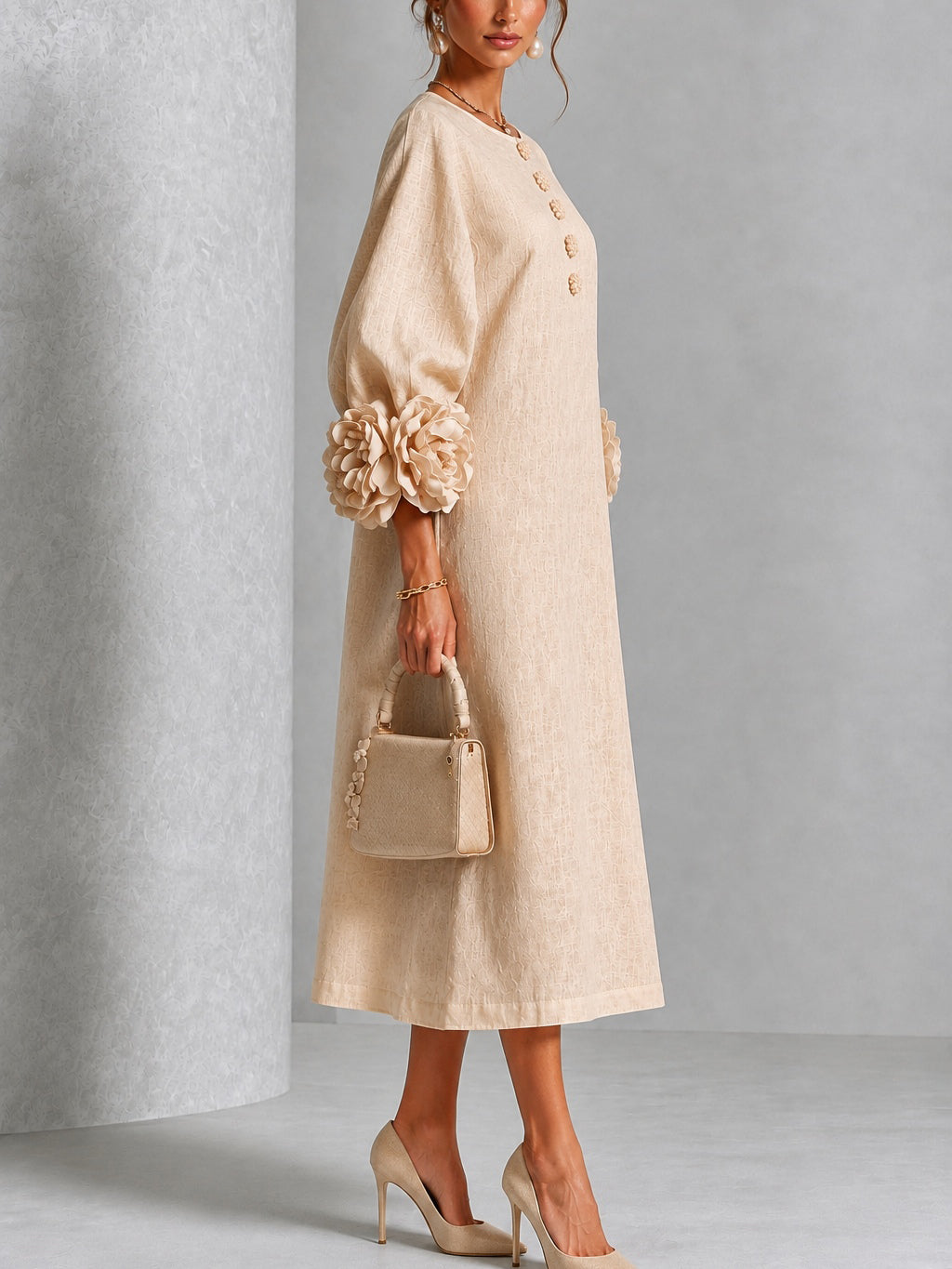 Vestido midi floral beige abotonado con llamativos puños florales