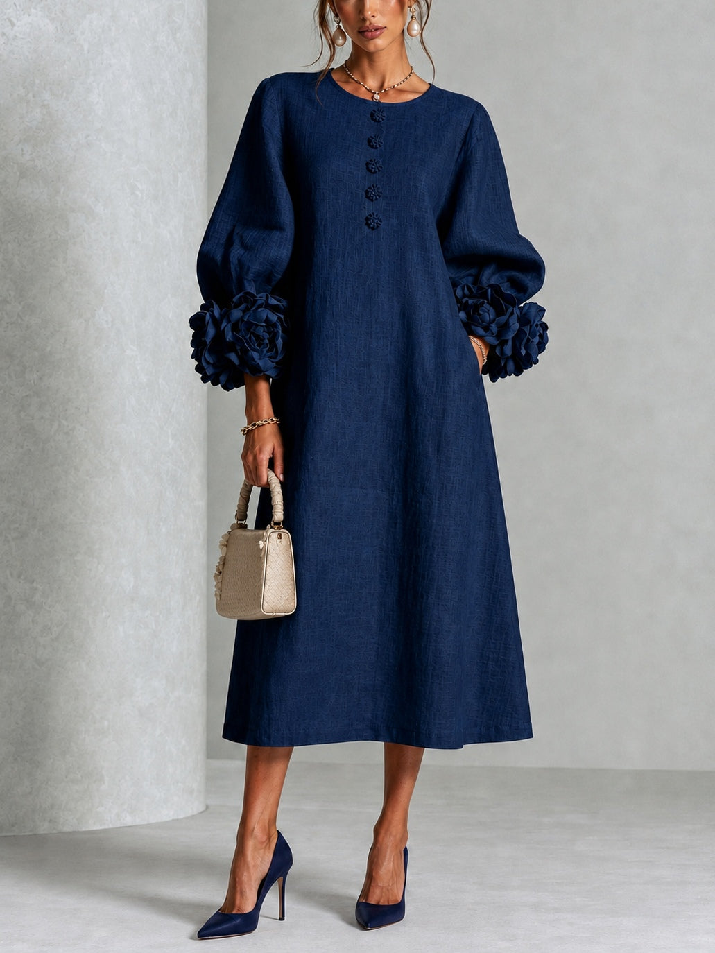 Vestido midi floral azul marino abotonado con llamativos puños florales