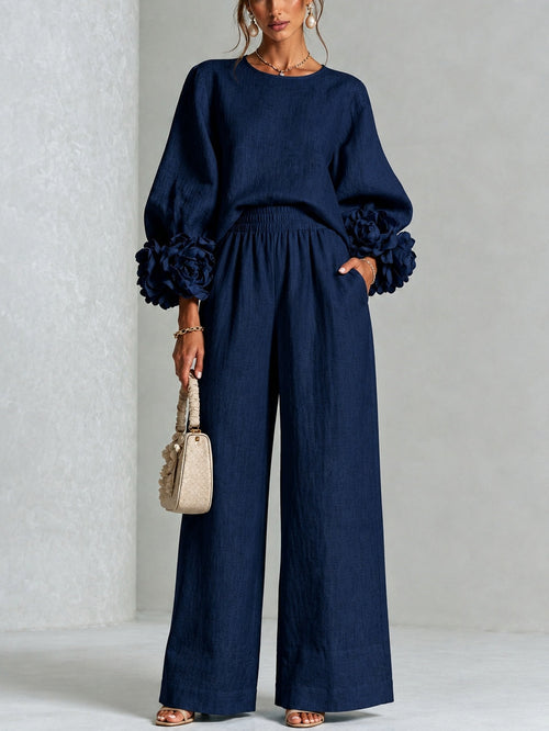 Conjunto azul marino de top con llamativos puños florales y pantalón de pierna ancha