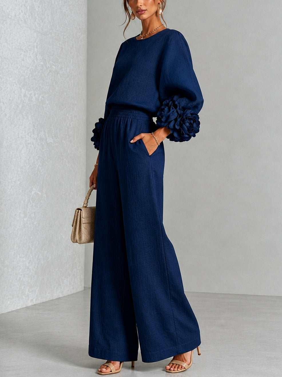 Conjunto azul marino de top con llamativos puños florales y pantalón de pierna ancha