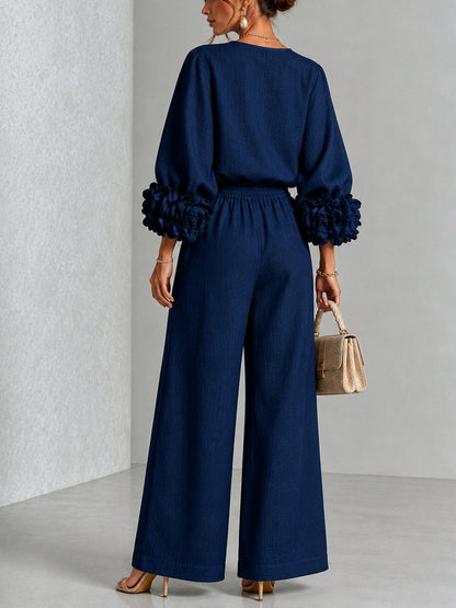 Conjunto azul marino de top con llamativos puños florales y pantalón de pierna ancha
