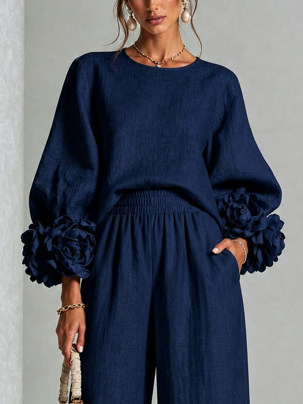 Conjunto azul marino de top con llamativos puños florales y pantalón de pierna ancha