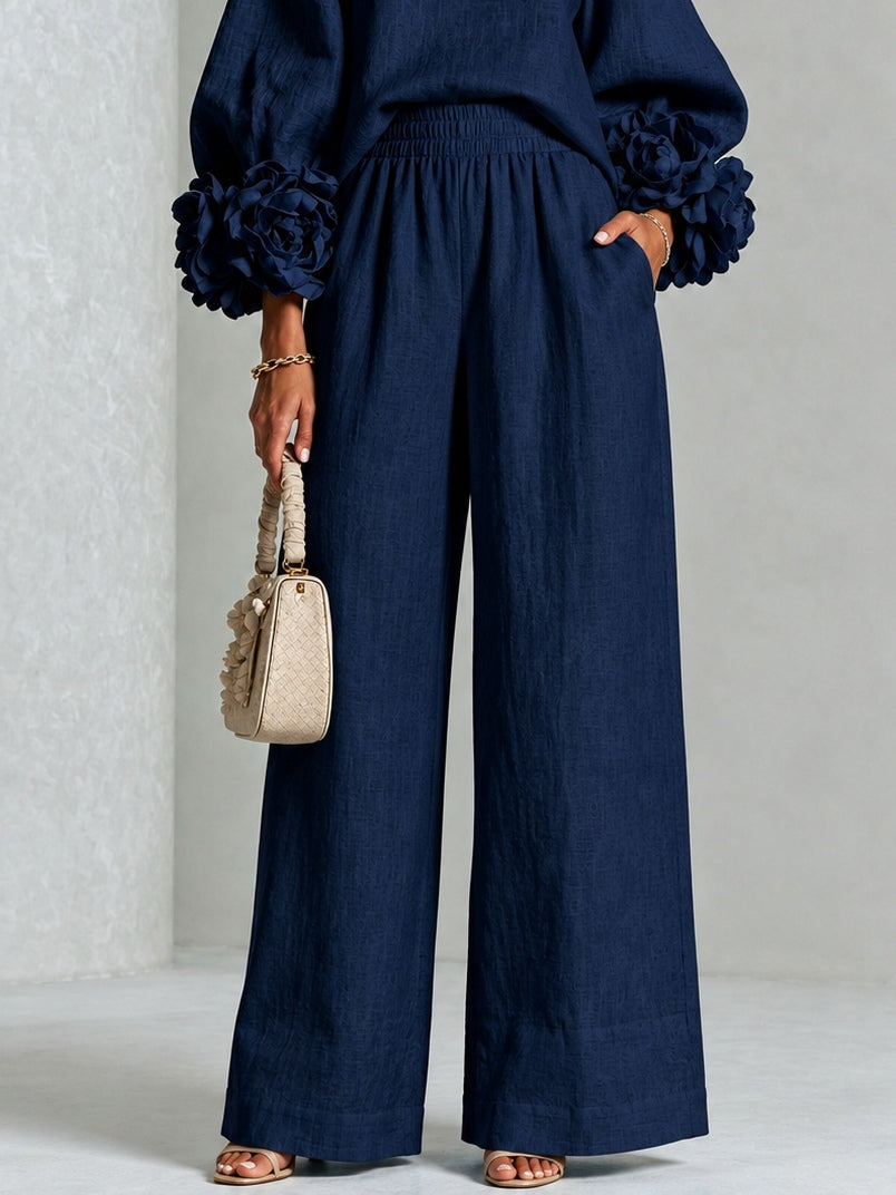 Conjunto azul marino de top con llamativos puños florales y pantalón de pierna ancha
