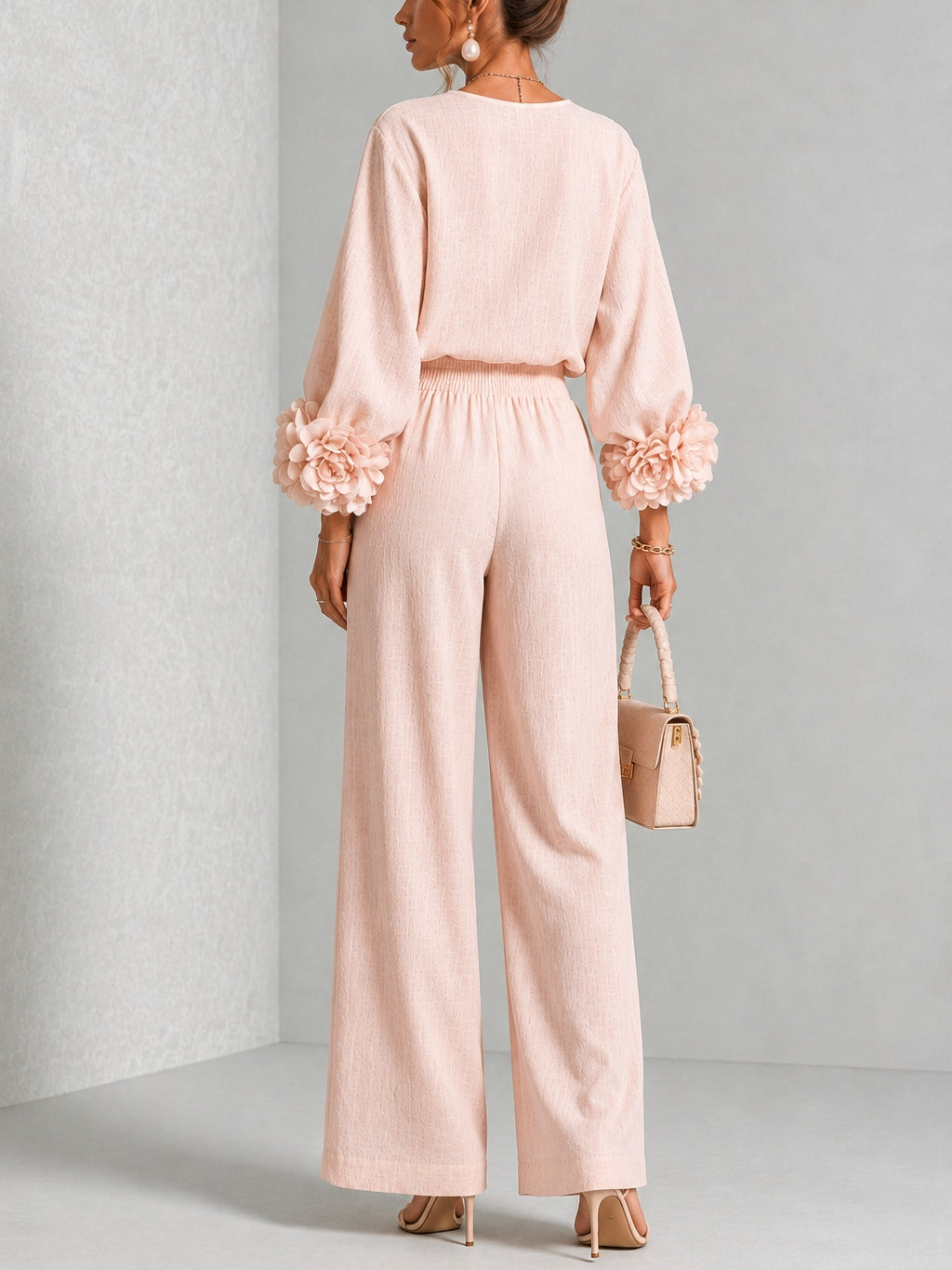 Conjunto rosa de top con llamativos puños florales y pantalón de pierna ancha