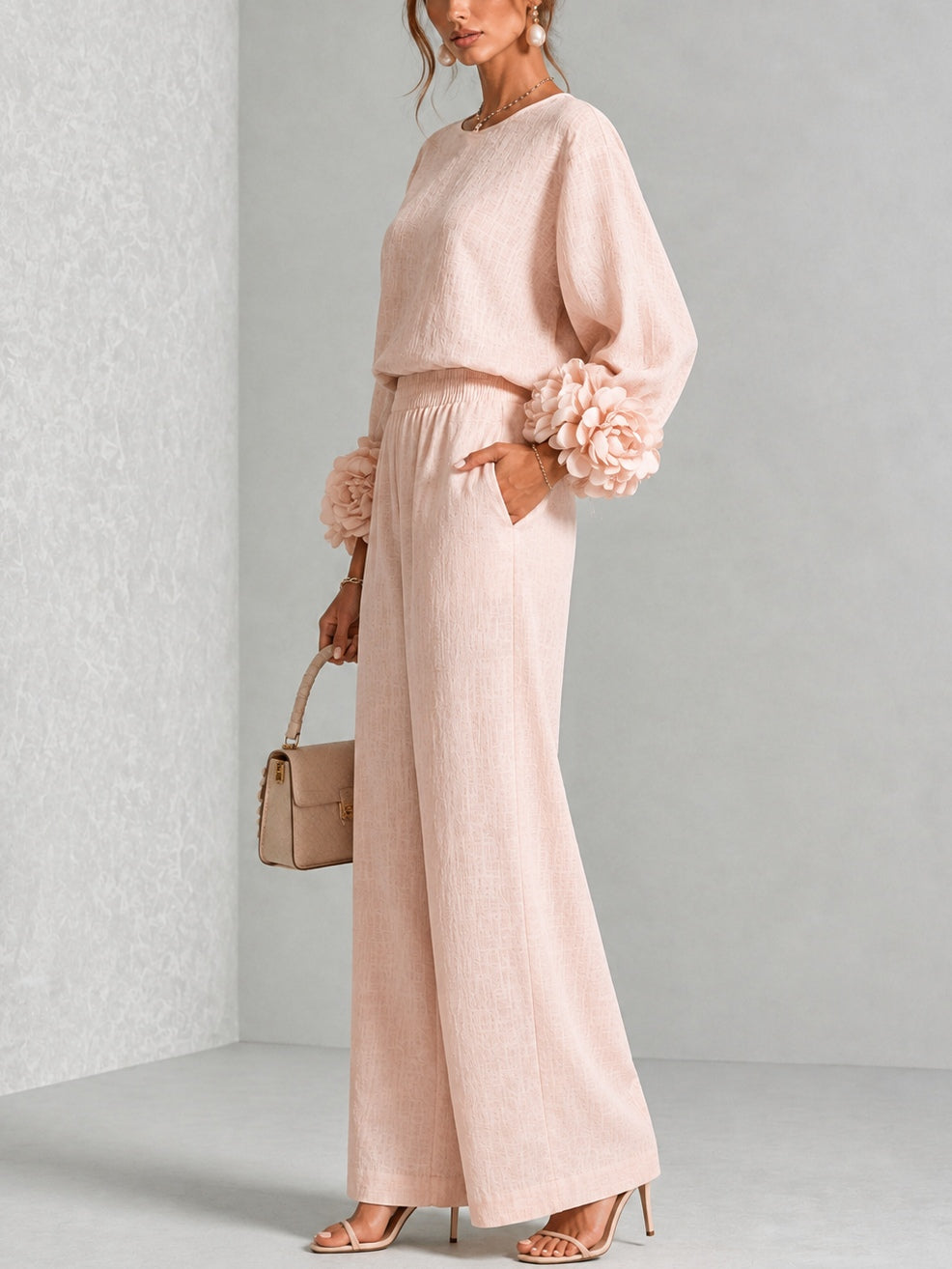Conjunto rosa de top con llamativos puños florales y pantalón de pierna ancha