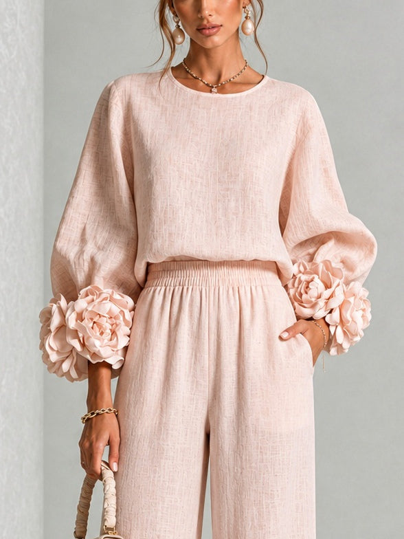 Conjunto rosa de top con llamativos puños florales y pantalón de pierna ancha