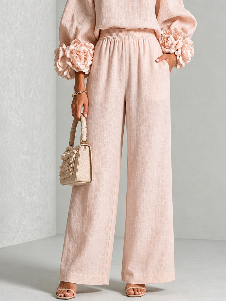 Conjunto rosa de top con llamativos puños florales y pantalón de pierna ancha