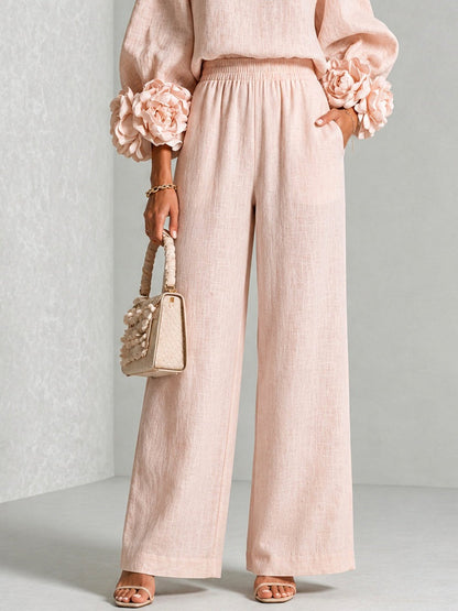 Conjunto rosa de top con llamativos puños florales y pantalón de pierna ancha