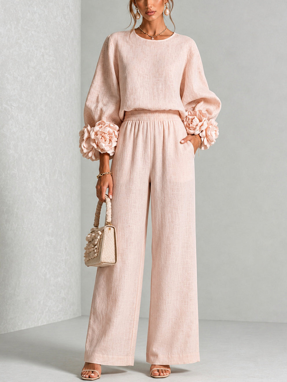 Conjunto rosa de top con llamativos puños florales y pantalón de pierna ancha