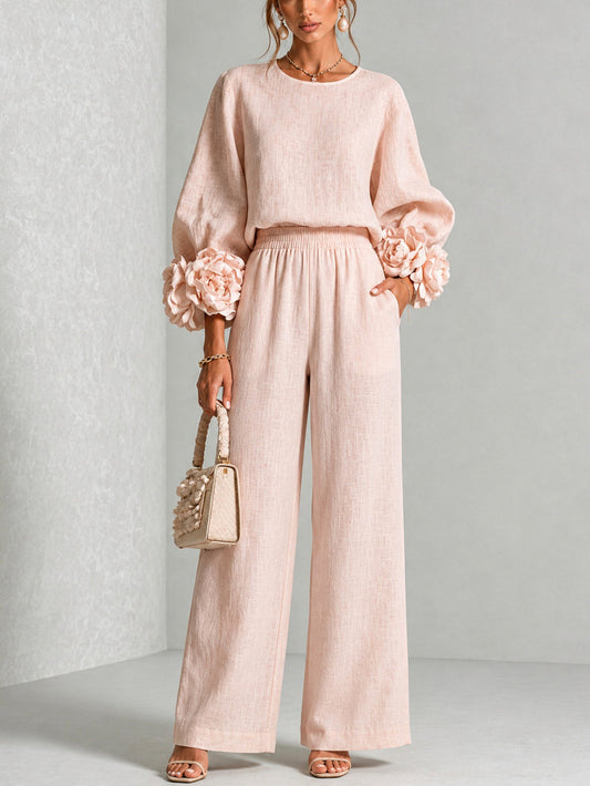 Conjunto rosa de top con llamativos puños florales y pantalón de pierna ancha